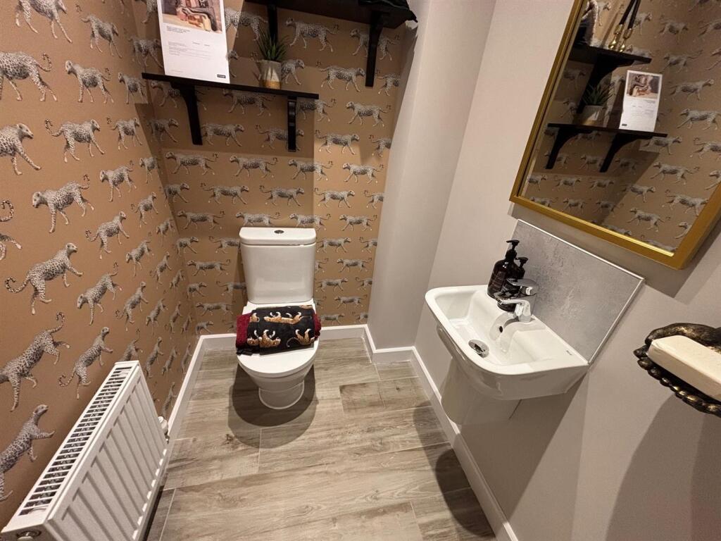 Guests Cloak Room/WC