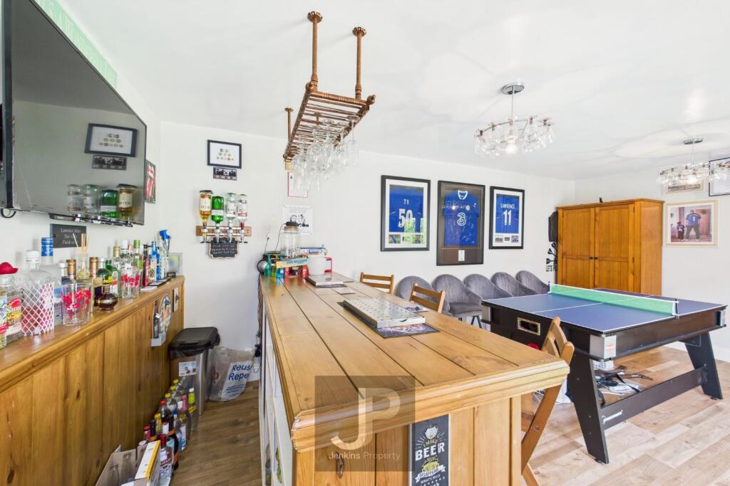 Entertainment Room Showing Bar