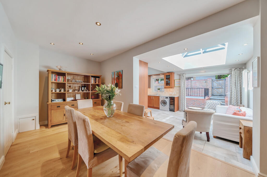 1300378-9-685d784...