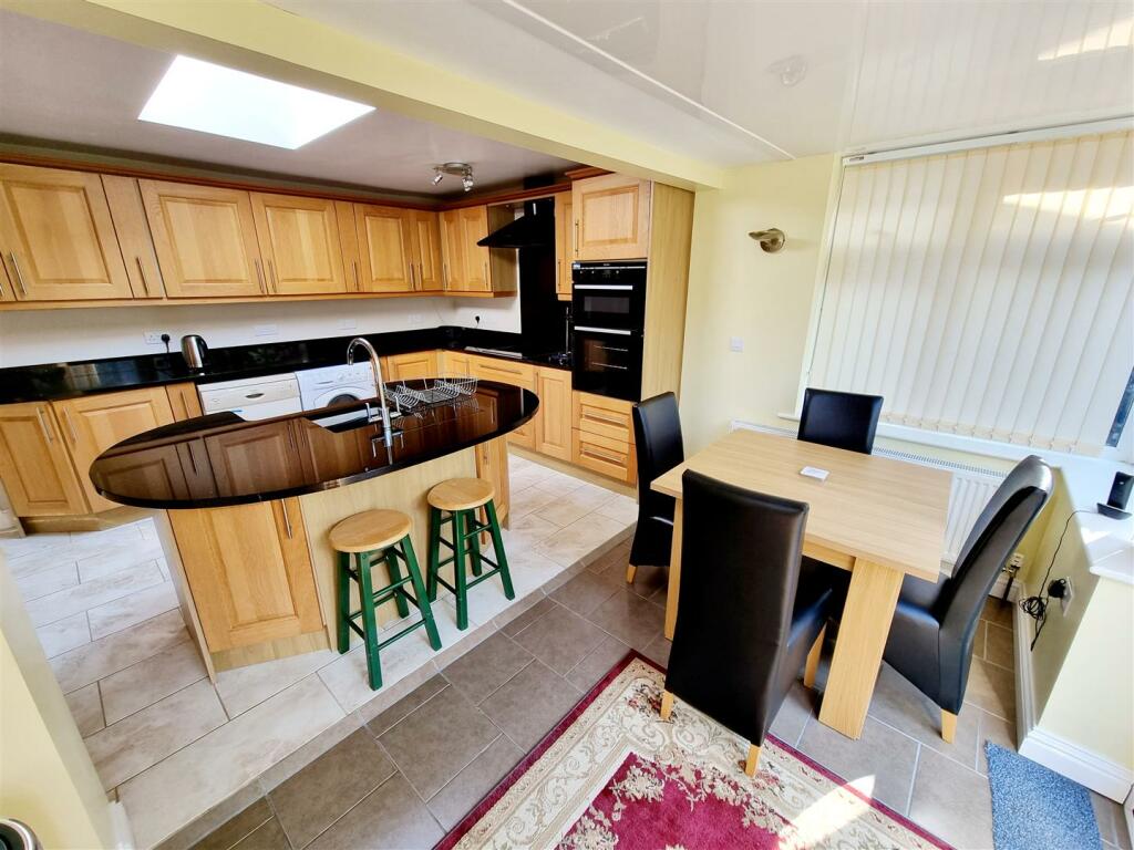 Kitchen 1.jpg