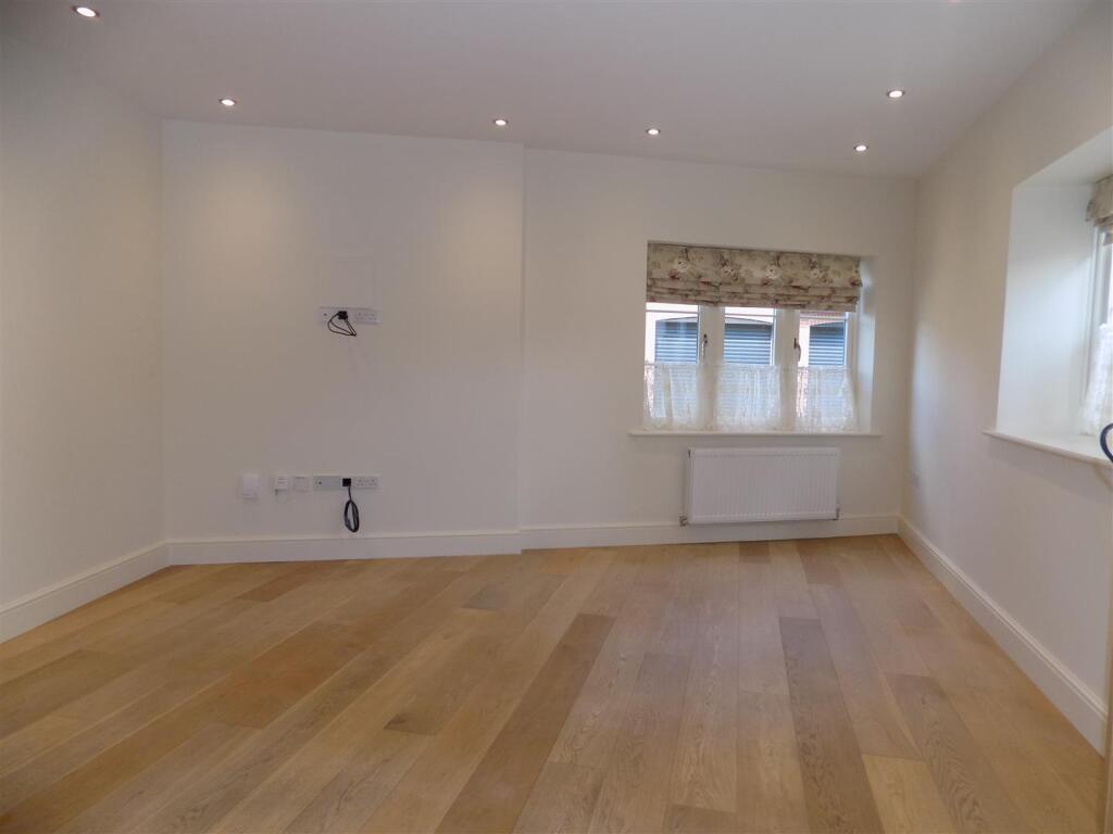 6 Moat Yard - Lounge.JPG