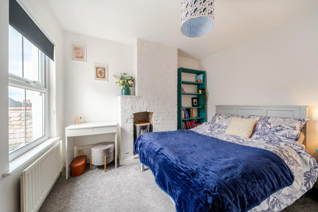 1373809-5-690de7e...