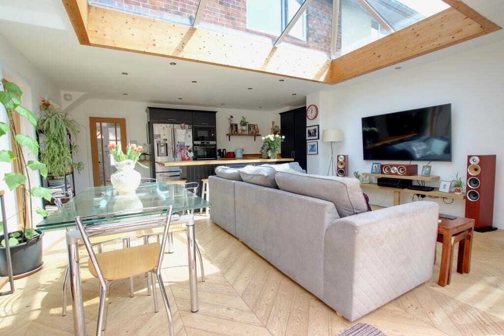 KITCHEN/DINER/FAMILY ROOM