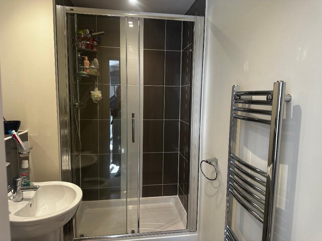En suite shower