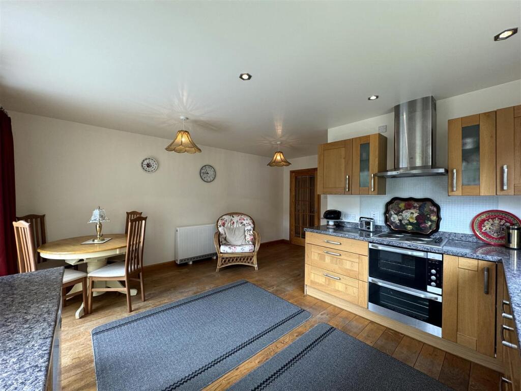 KITCHEN 3.JPG