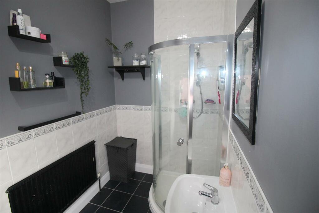 Sandhurst Ave, 38 Ensuite 1.JPG