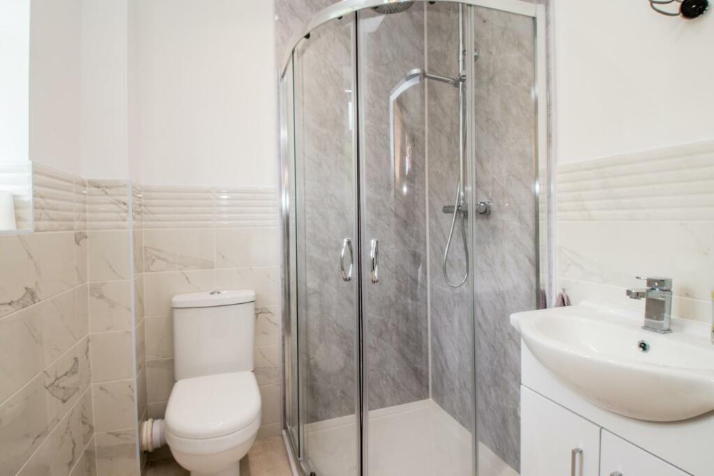 LUXURY EN SUITE SHOWER ROOM