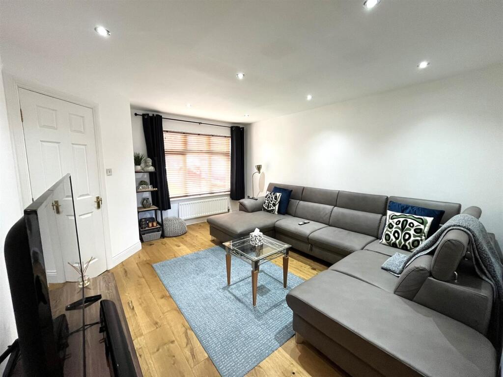 Lole Close, Longoford - Lounge.jpeg