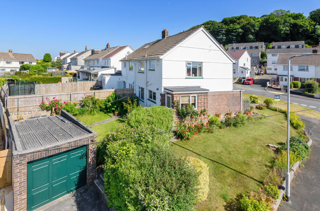Sid/Rear Garden