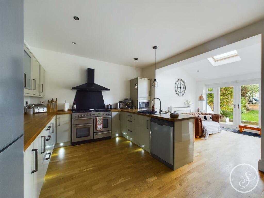 KITCHEN/DINER/FAMILY ROOM