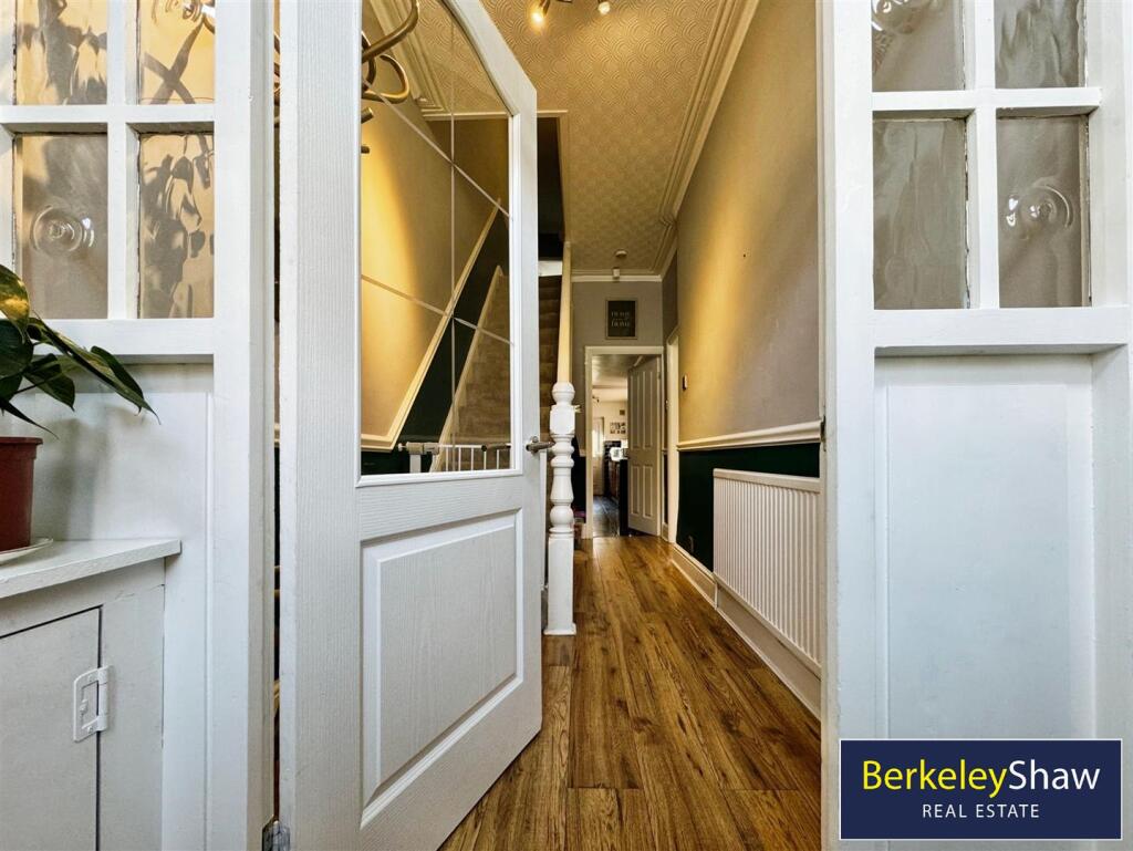 Vestibule to entrance hall