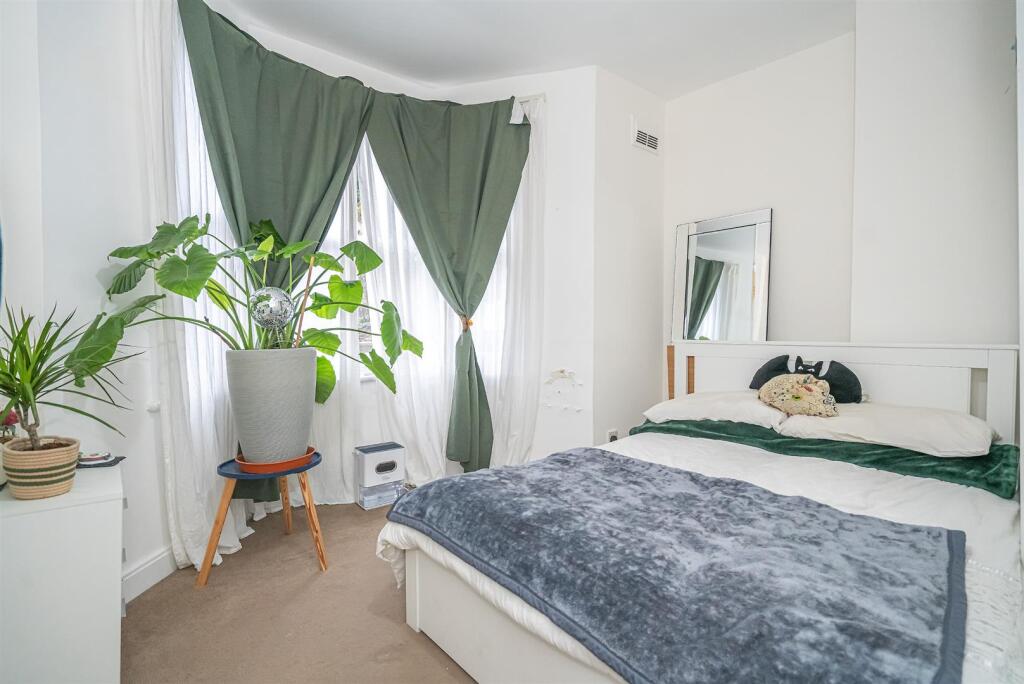Bedroom a.jpg