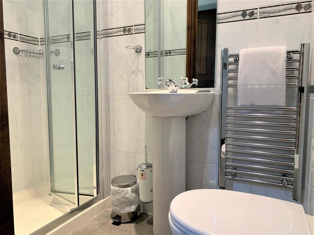 Main bathroom.JPG