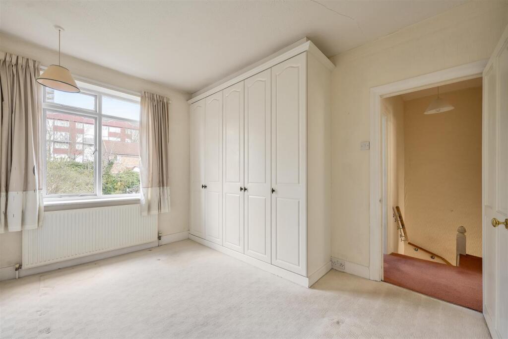 Selwyn Avenue, E4