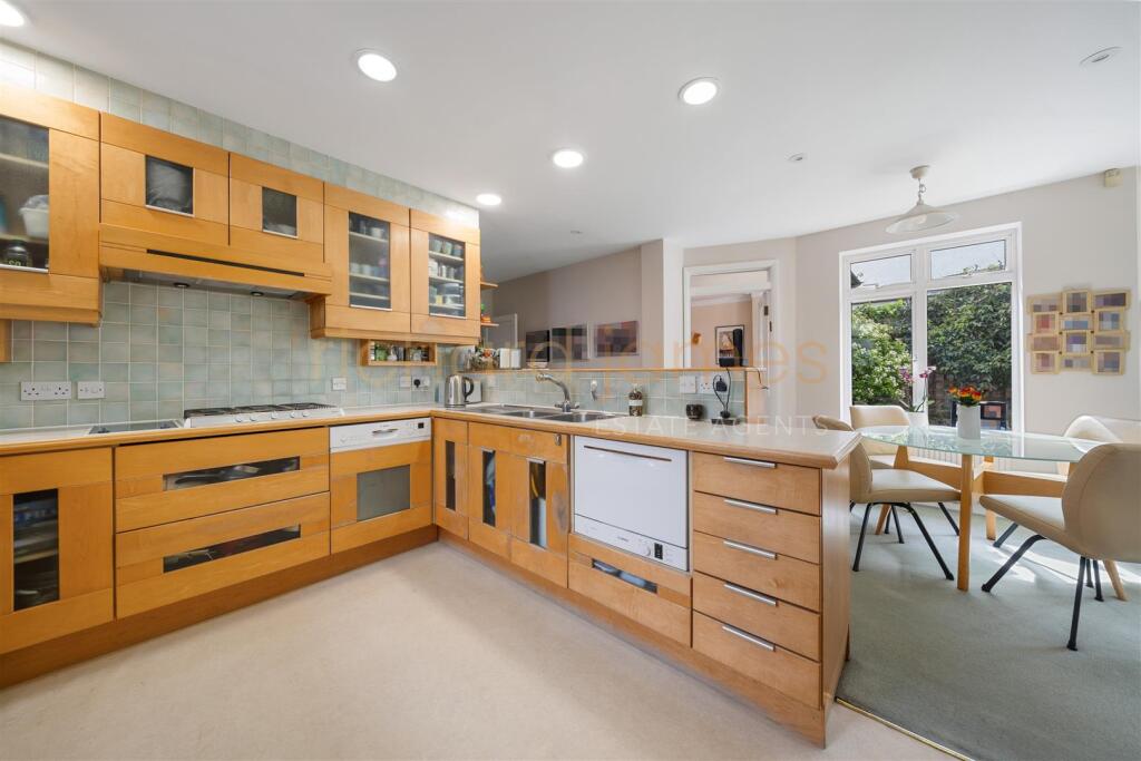 2 Oakleigh Gardens HA8 8EA-18.jpg