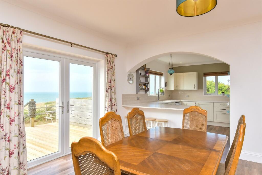 Lounge/ Dining Room