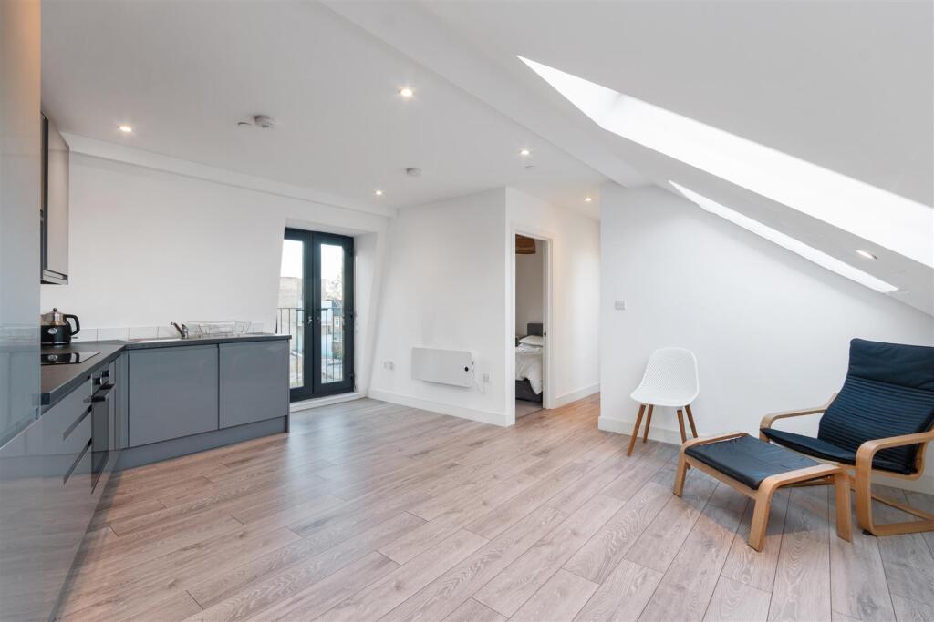 Open plan kitchen/living