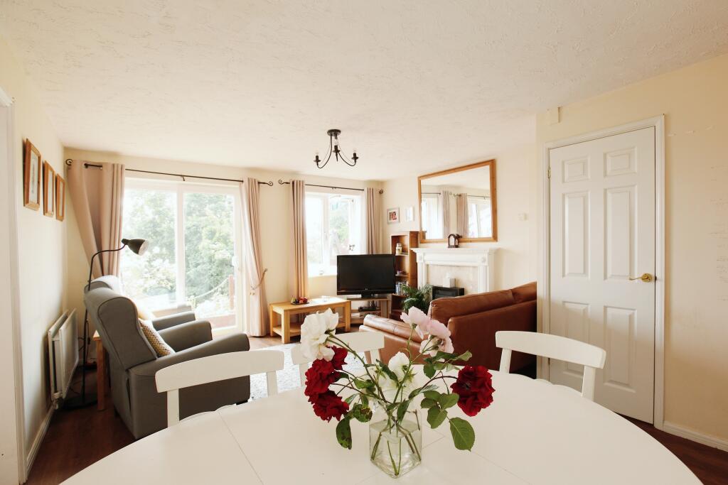 Lounge/Dining Room