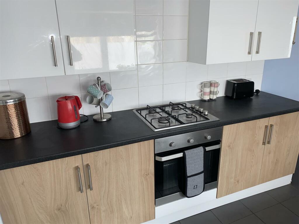 Kitchen (2).JPG