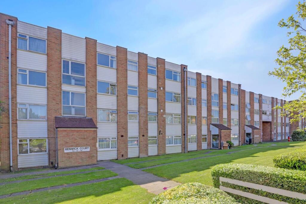 15-38bbJHPropWpen - 8 Benwick Court -43-medium.JPG