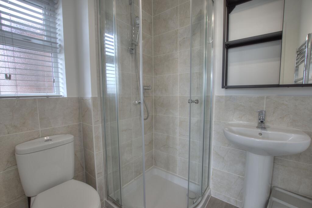 13. Master en-suite