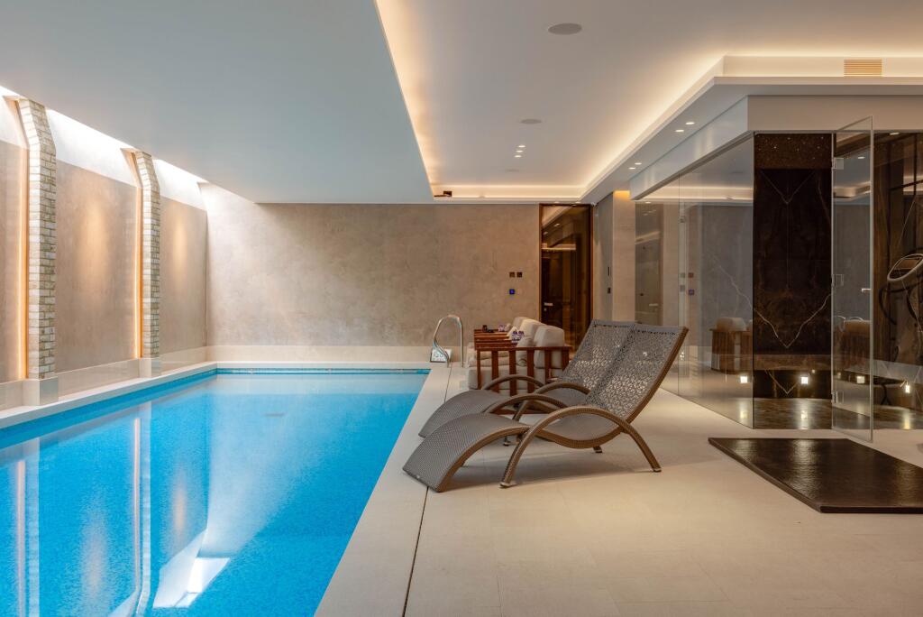 16 Meter Pool
