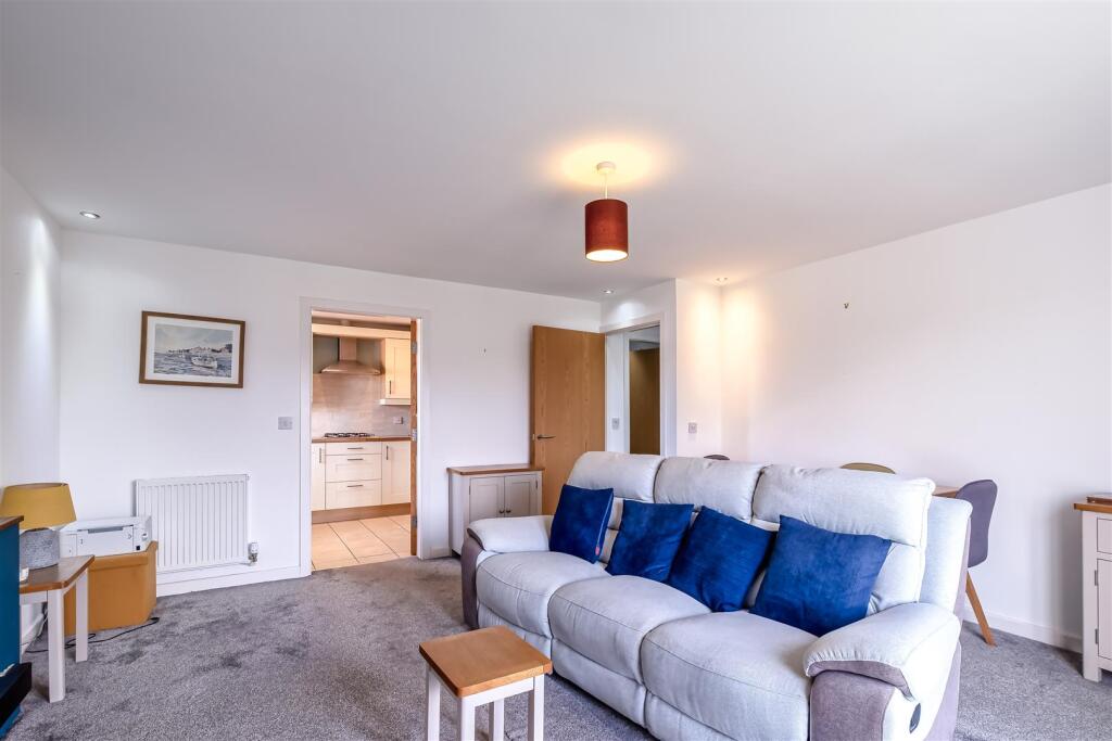 Flat 6, 16 Sherborne Avenue (8 of 13).jpg