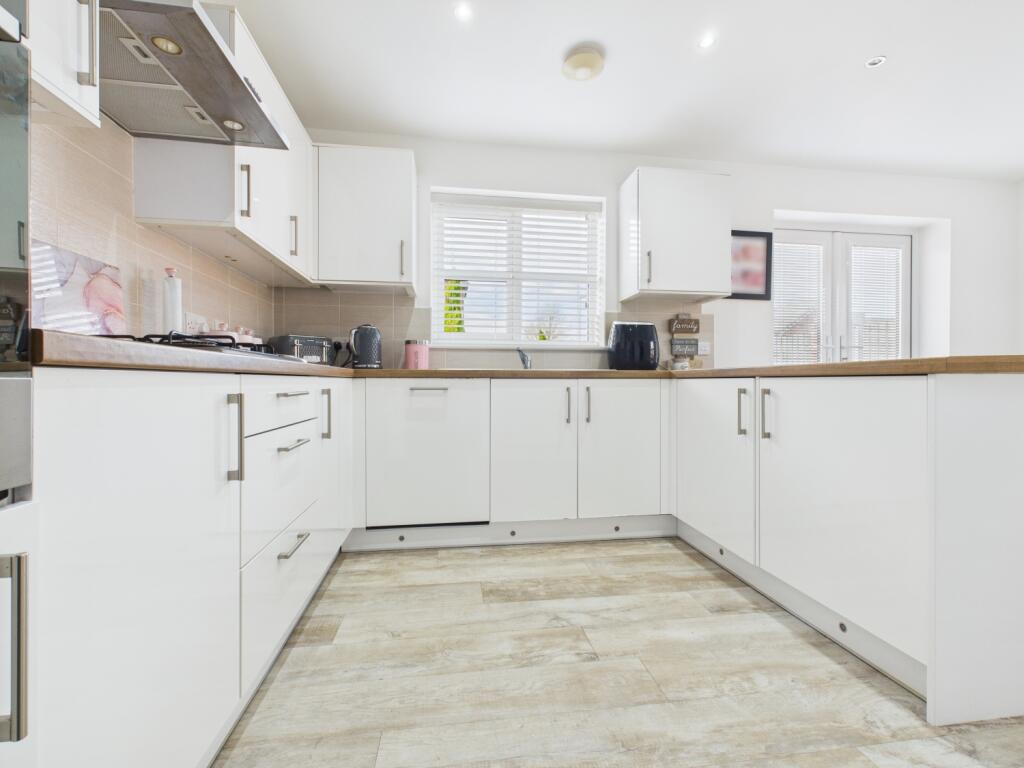 CAM03729G0-PR0193-STILL027