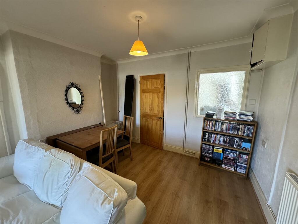 LIVING/ DINING ROOM