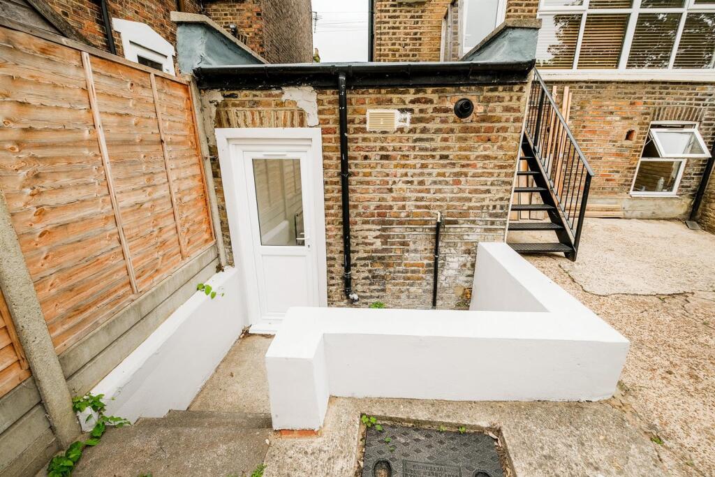 North Birkbeck studio ground floor flat-32_web.jpg