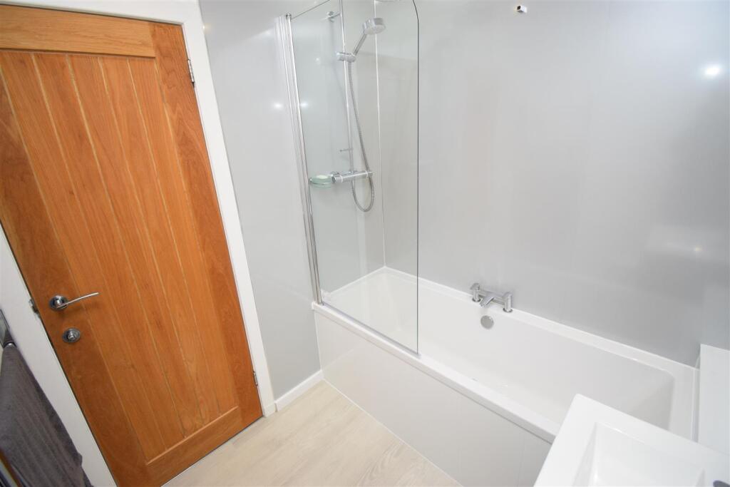 BATHROOM (2).JPG