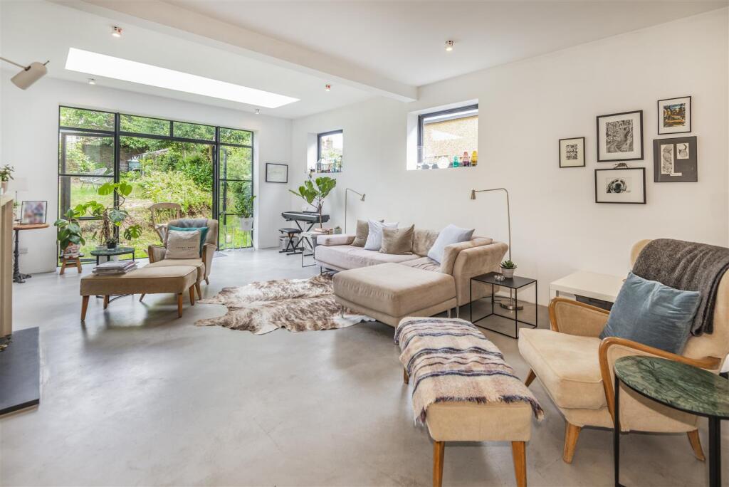 8562263-interior07.jpg