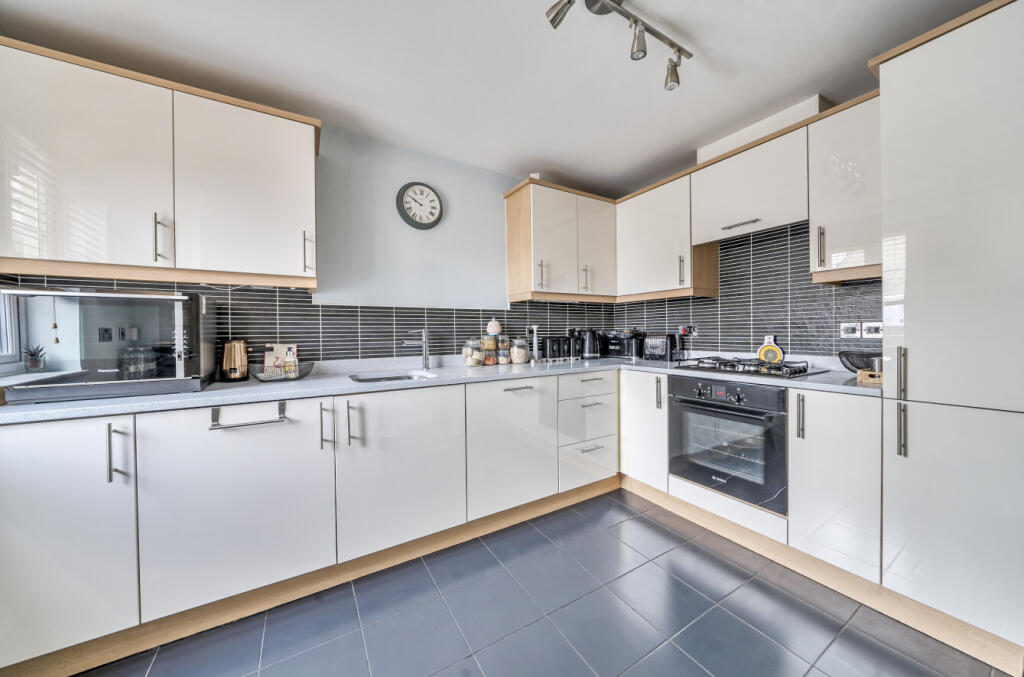 1361132-4-68de400...