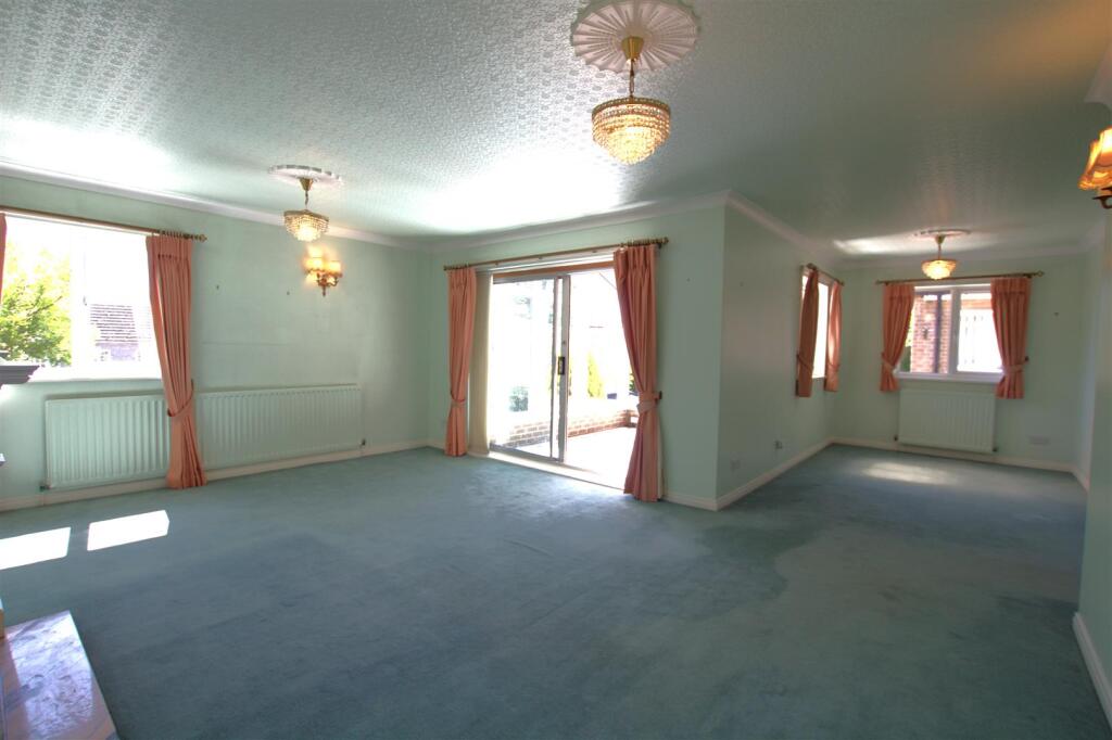 lounge dining room.jpg