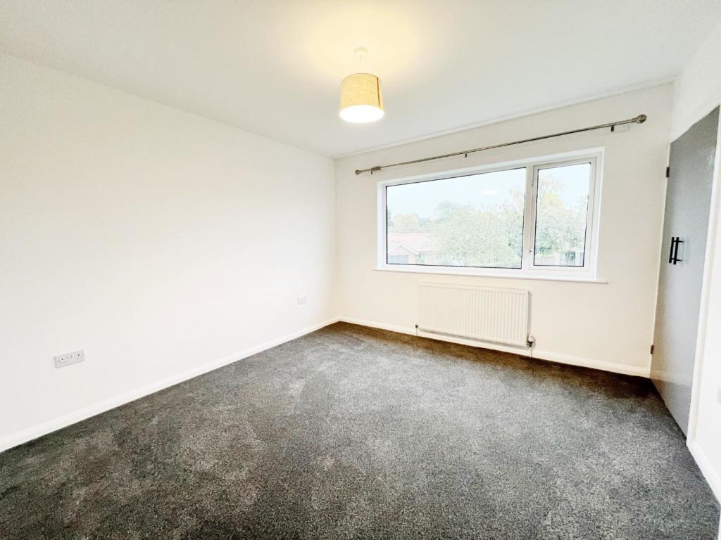 Bedroom 1 pic 1.jpg