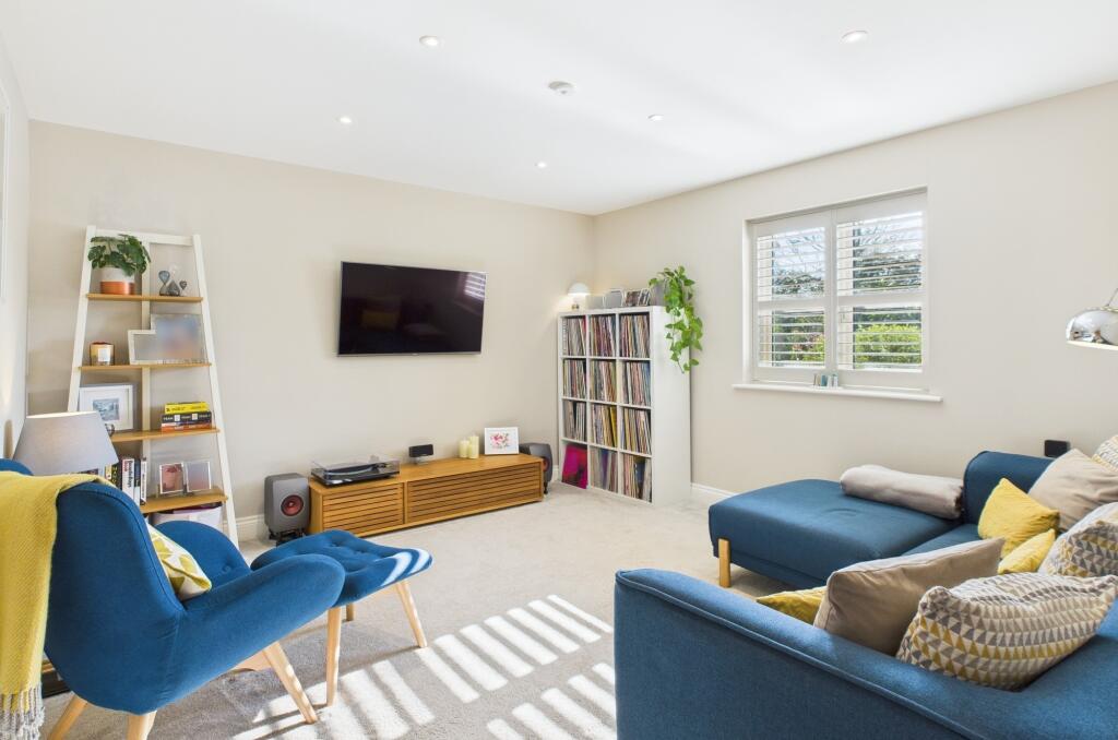 CAM02519G0-PR0244-STILL032