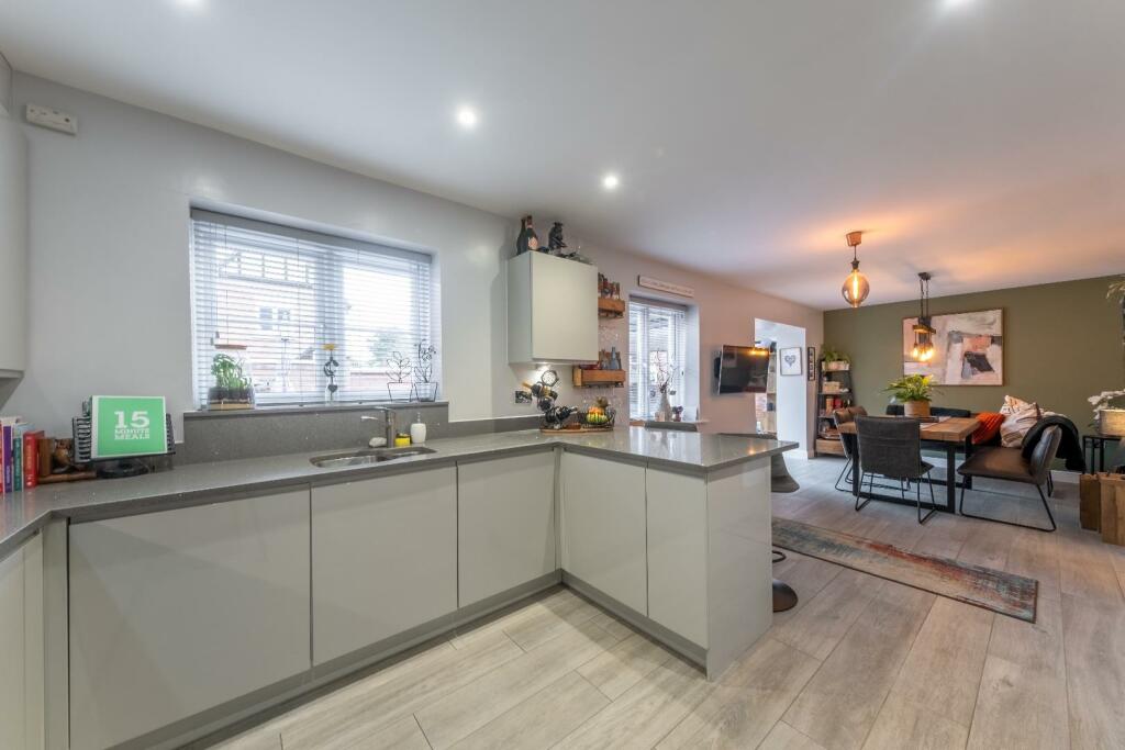 2 Bluebell Close-002.jpg