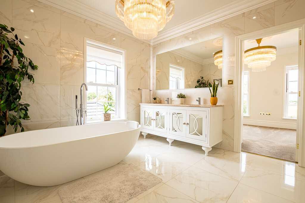 EN-SUITE BATHROOM