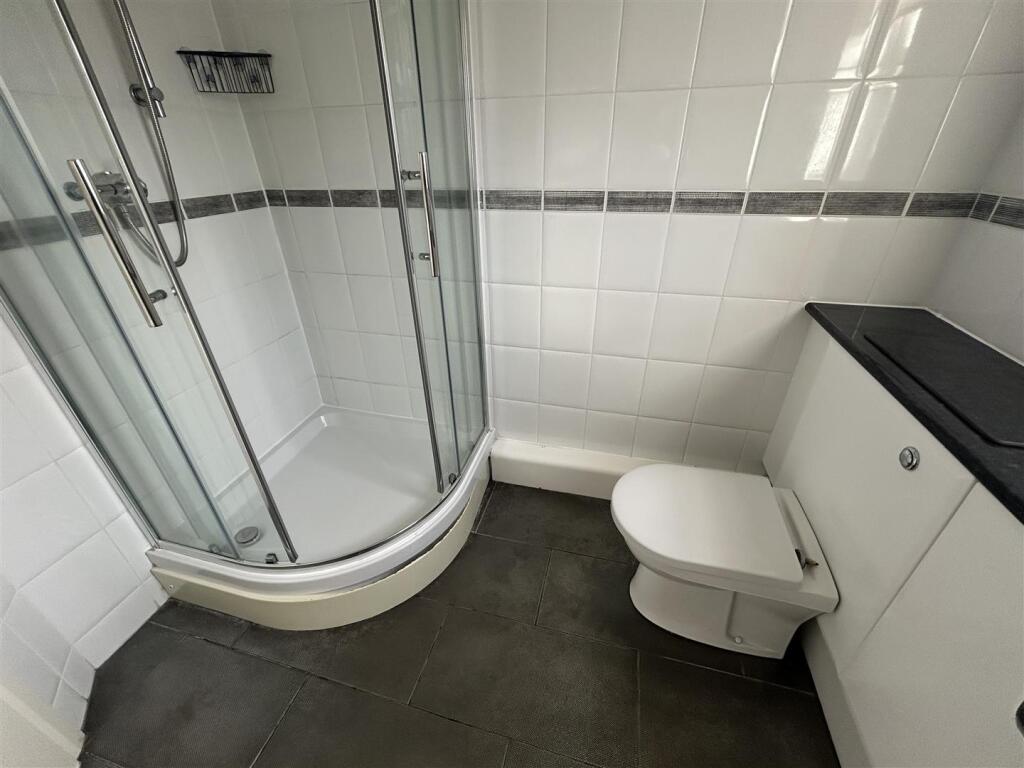 EN-SUITE SHOWER ROOM