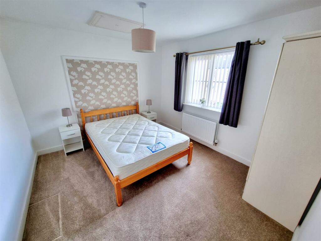 Bed 2.jpg