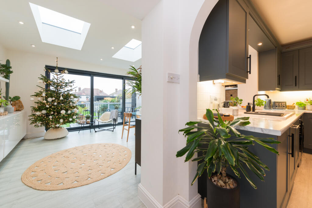 Sitting Room / Dining Room