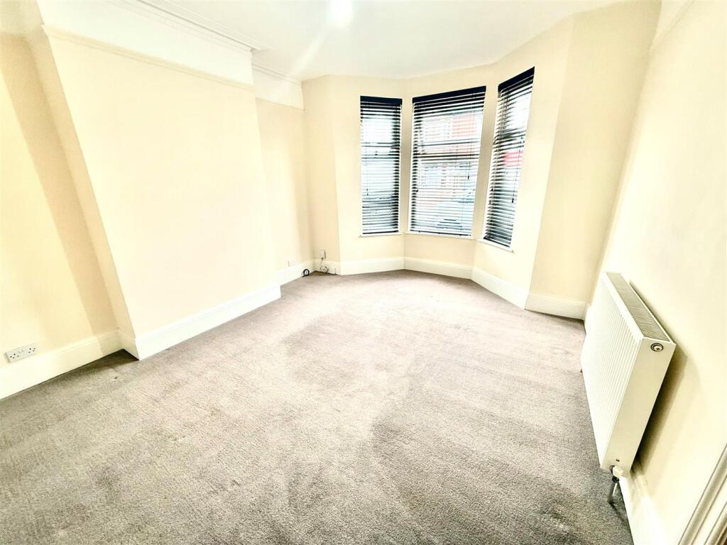 150 Murray Lounge.jpg