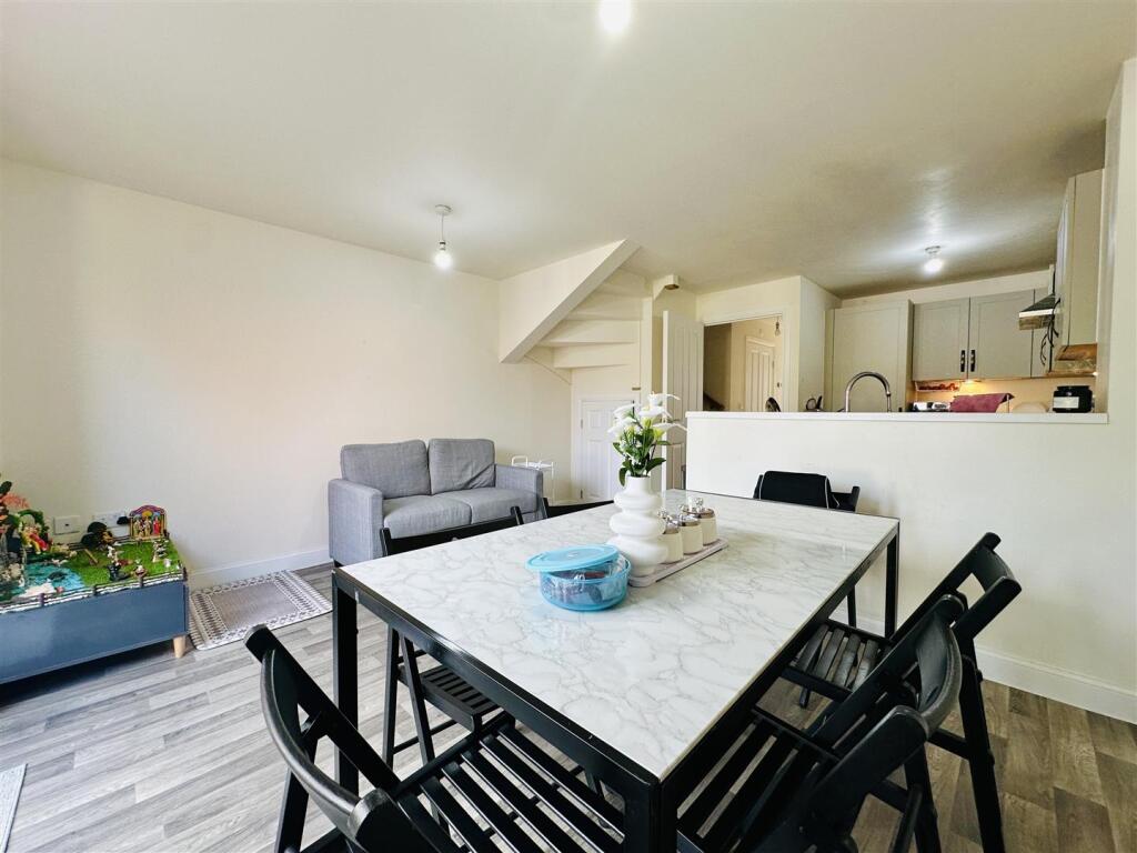 KITCHEN / DINER