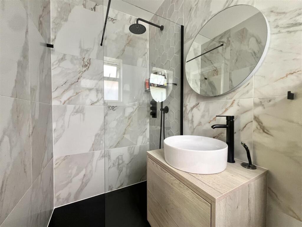 Ensuite shower room.jpg