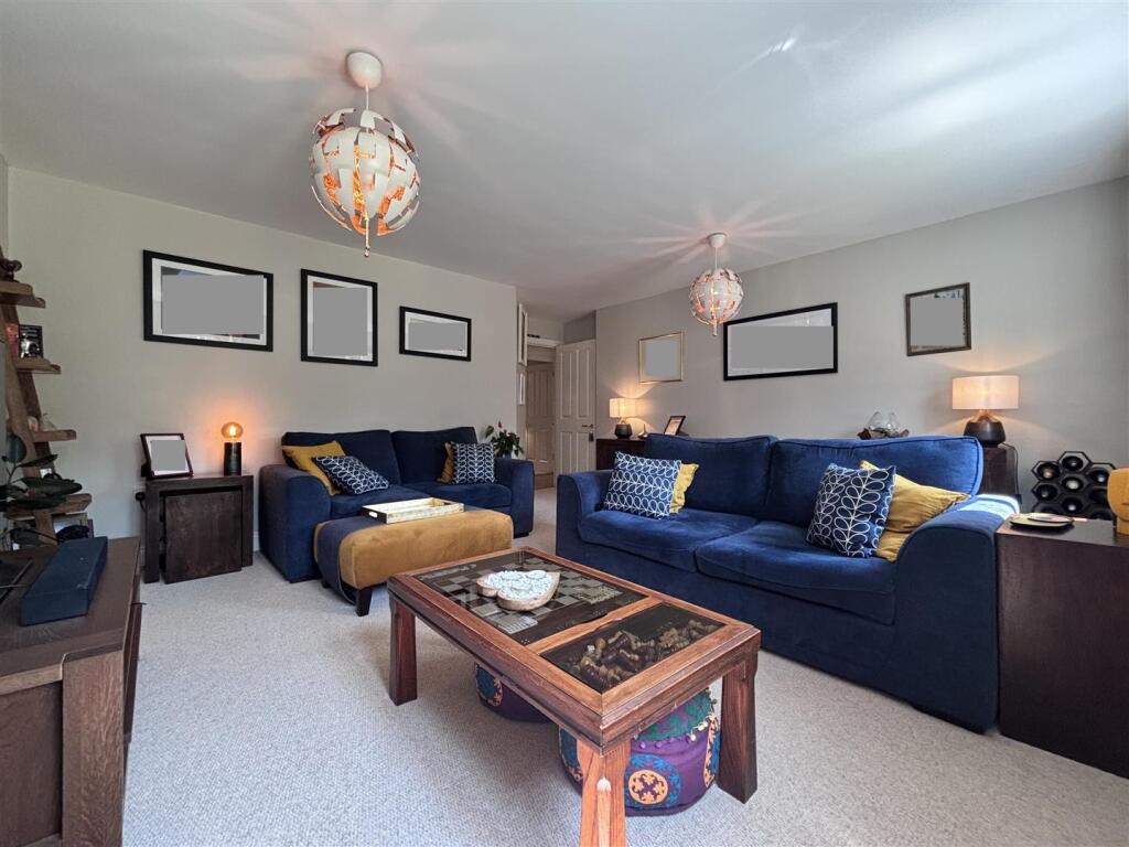 The Comptons Lounge 2 TU.jpg