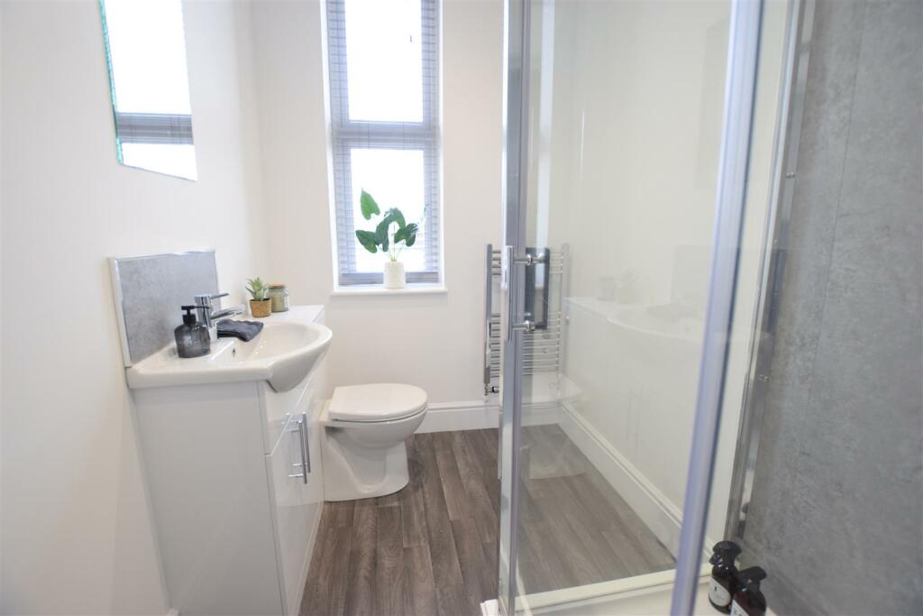 Apt 9 Bathroom.JPG