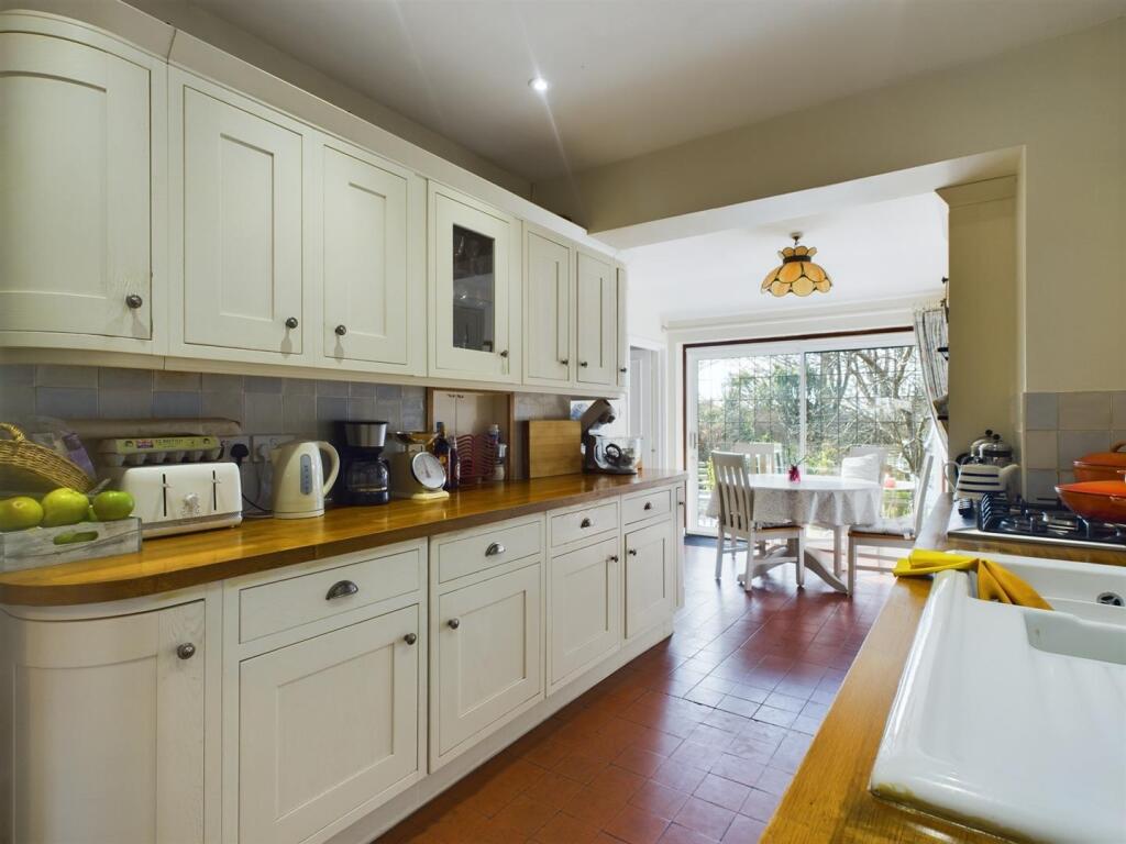 Kitchen 1 .jpg