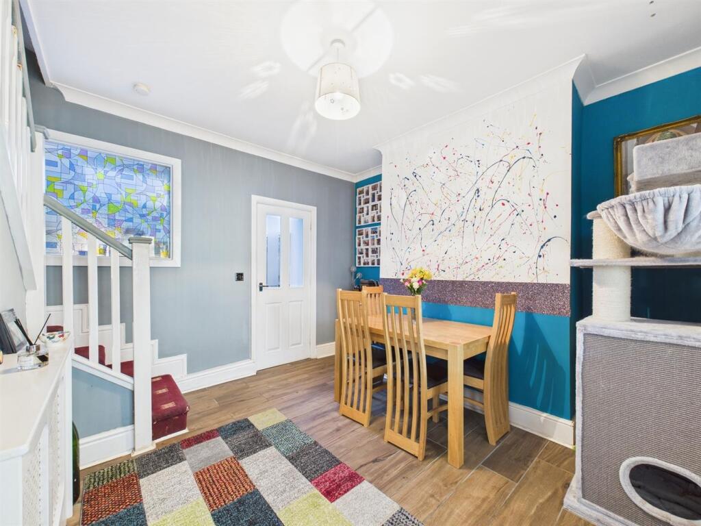 Dining room:
