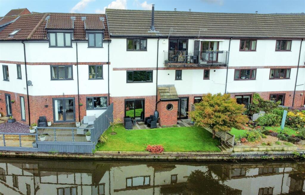 7 Calder Way - Rear 001.jpg