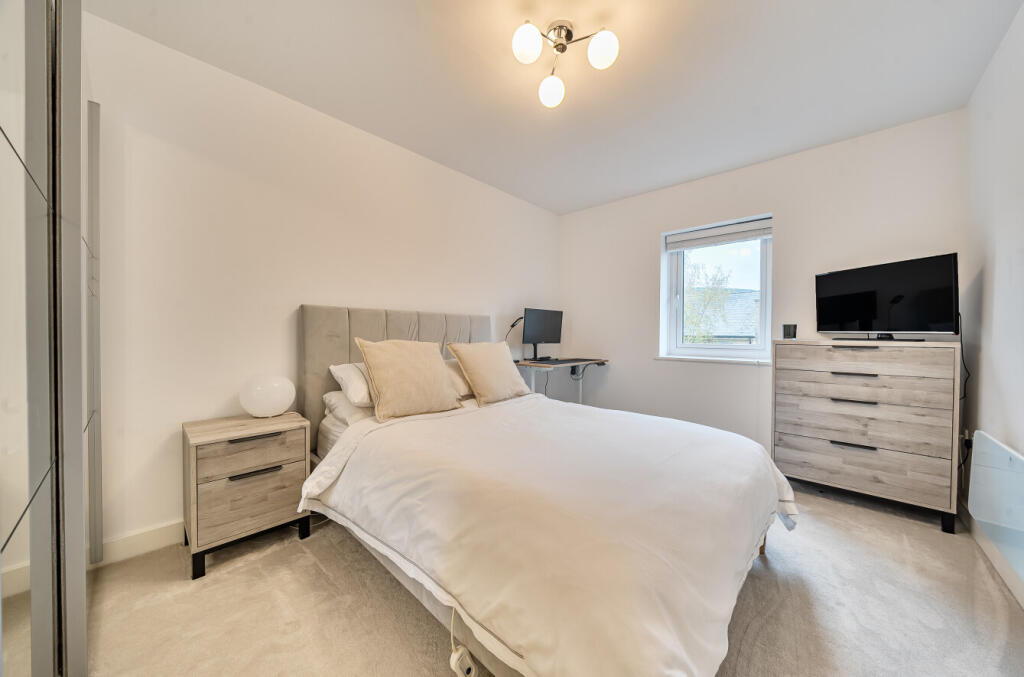 1369072-3-68ed357...